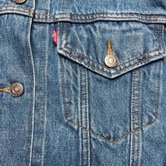 Levi’s Baggy Trucker Two-Tone Denim Jacket - Picture 7 of 8